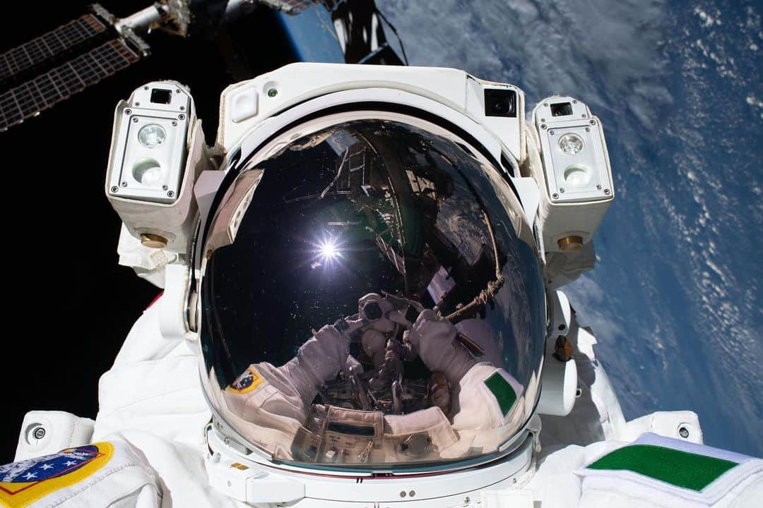 NASAさんのインスタグラム写真 - (NASAInstagram)「*Record scratch, freeze frame*⁣ ⁣ You're probably wondering how I ended up in this situation...⁣⁣ ⁣⁣ On a Nov. 22 spacewalk, @europeanspaceagency astronaut Luca Parmitano caught a ride over to the worksite outside the International Space Station (@ISS) aboard the station's robotic arm. Known as Canadarm2, the robotic arm was operated from inside the station by astronaut Jessica Meir. At the worksite, Parmitano and fellow spacewalker Andrew Morgan (@AstroDrewMorgan) performed repairs on the Alpha Magnetic Spectrometer instrument, a cosmic particle detector. Repairs continue in the next spacewalk on Monday, Dec. 2.⁣ ⁣ ⁣ Credit: NASA & ESA⁣ ⁣⁣ #spacewalk #astronaut #robots #nasa #esa⁣」11月26日 7時34分 - nasa