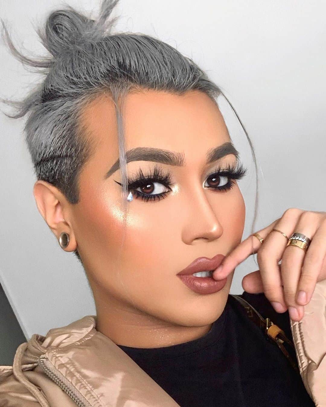 NYX Cosmeticsさんのインスタグラム写真 - (NYX CosmeticsInstagram)「Blinded by @edgarsmakeup's glow 😎✨ He completes this gorgeous glam with our limited edition #LoveLustDisco Highlighter Palette 🌟 || #nyxcosmetics #nyxprofessionalmakeup #crueltyfreebeauty」11月26日 7時39分 - nyxcosmetics