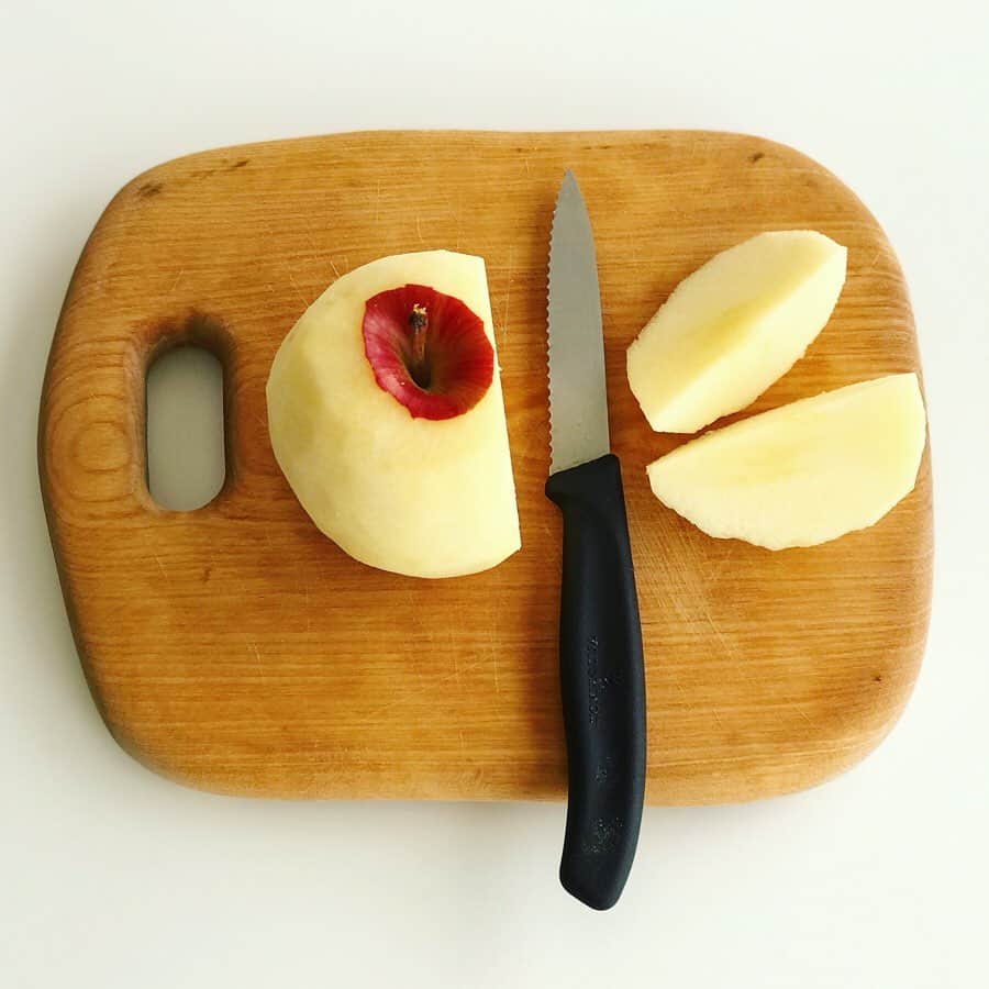 福田里香さんのインスタグラム写真 - (福田里香Instagram)「私のいつもの🍎のむき方。 🍏を丸むき出来るかたは、試してみて。 🍏🍐🍊🍑に応用できますよ。 🍎 01  お皿に盛るとこんなふう。 🍏の芯を“＜形”に切り落とさないやり方。 🍎の果肉に触れるのは、最小限で 切り分ける方法でもある。 衛生的にもいいんじゃないかと思います。 🍏 02 🍏を丸むきする。 🍎 03  芯からギリギリのところを切る。 🍏 04  切り落としを半分に切る。 🍎 05 🍎のヘタを持ち、15度ほど回転させ、 芯に沿って切る。 🍏 06〜07  さらに15度回転させて切る、 を繰り返す。 🍎 08  最後は芯だけが残る。 切り落としをお皿に盛る。 🍏 09 🍎のヘタを手に持って、 残った芯を齧って食べる。 🍎 10  手順を1枚にまとめてみました。  #applecut #applecutting」11月26日 7時49分 - riccafukuda
