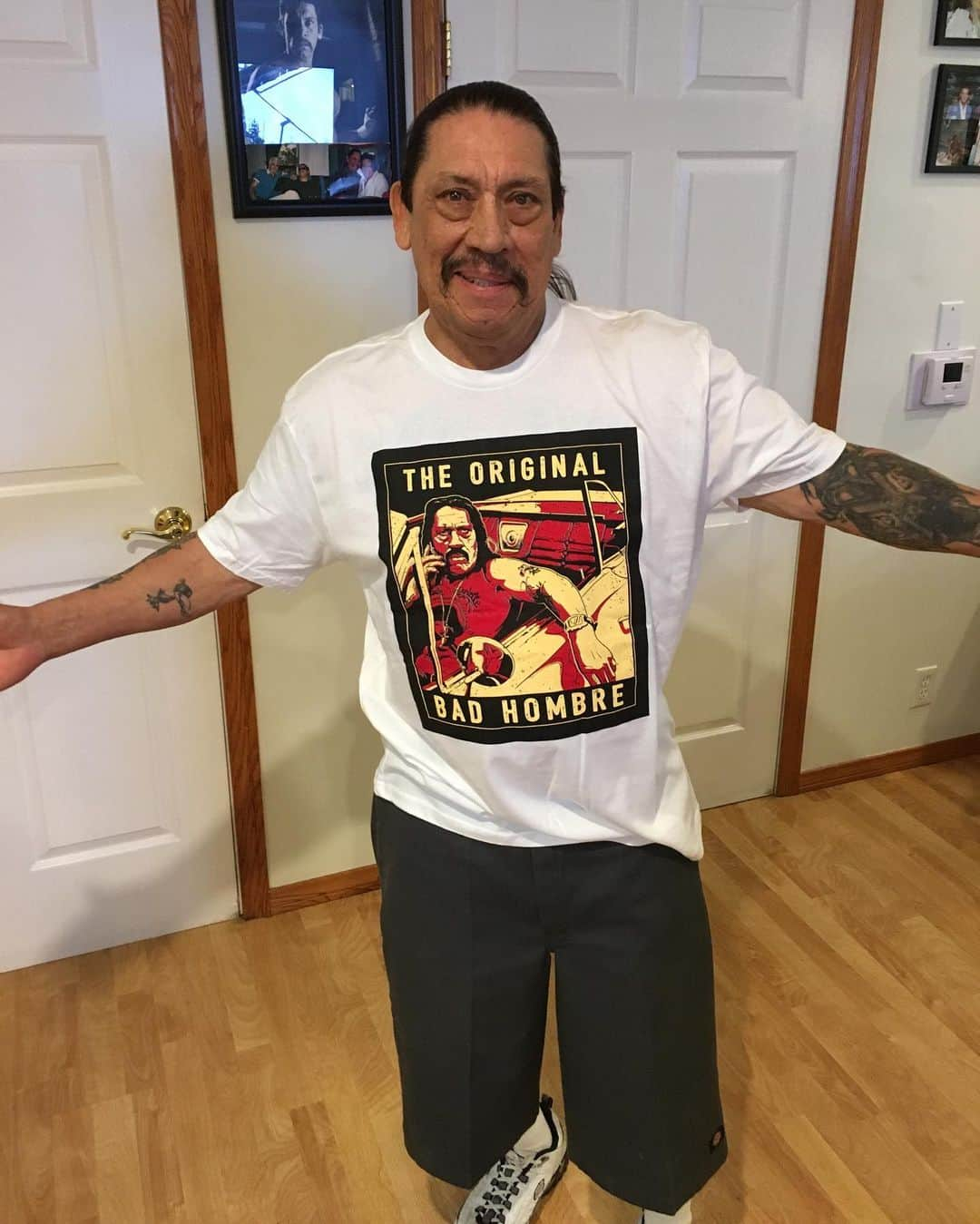 ダニー・トレホさんのインスタグラム写真 - (ダニー・トレホInstagram)「Get your Original Bad Hombre Tees and more official Danny Trejo merchandise only at dannytrejo.com/shop *Link in Bio* . . . #badhombre #memes #dannytrejo #tshirts #machete #badass #tshirt #merch」11月26日 7時51分 - officialdannytrejo