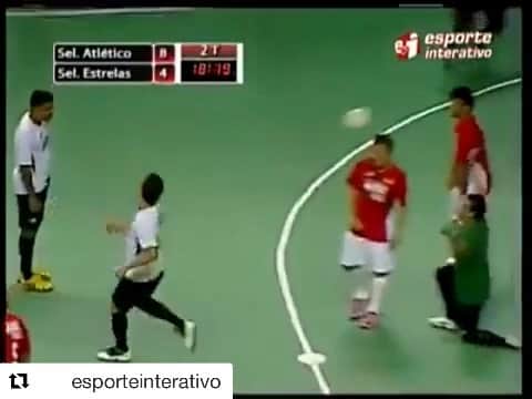 のインスタグラム：「VÍDEO- Que lembrança boa,quase 7 anos já 😱- #Repost @esporteinterativo with @get_repost ・・・ Aquele gol do @falcao12oficial que foi TÃO ABSURDO que deixou até o nosso craque @jorgeiggorei sem palavras! Vale a pena relembrar essa PINTURA!」