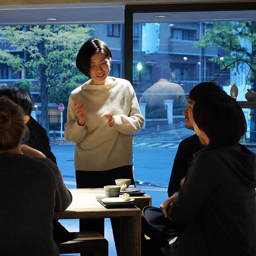 雨晴 / AMAHARE 雨晴（あまはれ）さんのインスタグラム写真 - (雨晴 / AMAHARE 雨晴（あまはれ）Instagram)「おはようございます！  こちらでは土曜日に開催した「ソラとチャイ」の様子をお裾分け^ ^  @urn_tokyo さんのソラをイメージしたチャイとフィグやオレンジピールが入って最中を振る舞いました。  安藤さんのファンの方、はじめましての方が同じテーブルを囲んでの楽しいひととき。  ご自身の作品や焼き物に関するお話しに皆さん興味津々のご様子でした。  飾り気のない安藤さんの魅力にファンになる方続出！  ご参加いただいた皆様、美味しいチャイをご用意いただいた @urn_tokyo さん、そして安藤さん、楽しい時間をありがとうございました！  トークも冴え渡る安藤さんの展示会は12/2（月）まで開催しております。  引き続き皆さまのご来店をお待ち申し上げております！ ーーーーーーーーーーーーーーーーーーーーーーーーー 安藤由香 × 雨晴 「ソラの諧調」  茜、黄昏、群青、薄雲鼠。 ・ 「港町・富山県氷見の様々な空の色を意識しながら作陶しています」  その言葉のとおり自然が織りなすグラデーションを作品に投影している陶芸家・安藤由香さん。 @yukaando ・ そういえば空を見上げる時間が少なくなったなあと感じている 大人の方々に是非ご覧いただきたい展覧会です。  会期: 2019年11月22日（金）- 12月2日（月）  https://www.amahare.jp/event/20191122.html ーーーーーーーーーーーーーーーーーーーーーーーーー #安藤由香 #富山 #氷見 #ソラの諧調 #空の色  #花器 #茶器 #マグカップ #ポット  #チャイ #urn  #ceramic  #plate #teapot #mugcup #vase  #雨晴 #amahare #工芸 #Japanesecraft #うつわ #くらし #東京 #白金台 #目黒 #恵比寿 #広尾 #shirokanedai #雨の日も晴れの日も」11月26日 8時02分 - amahare