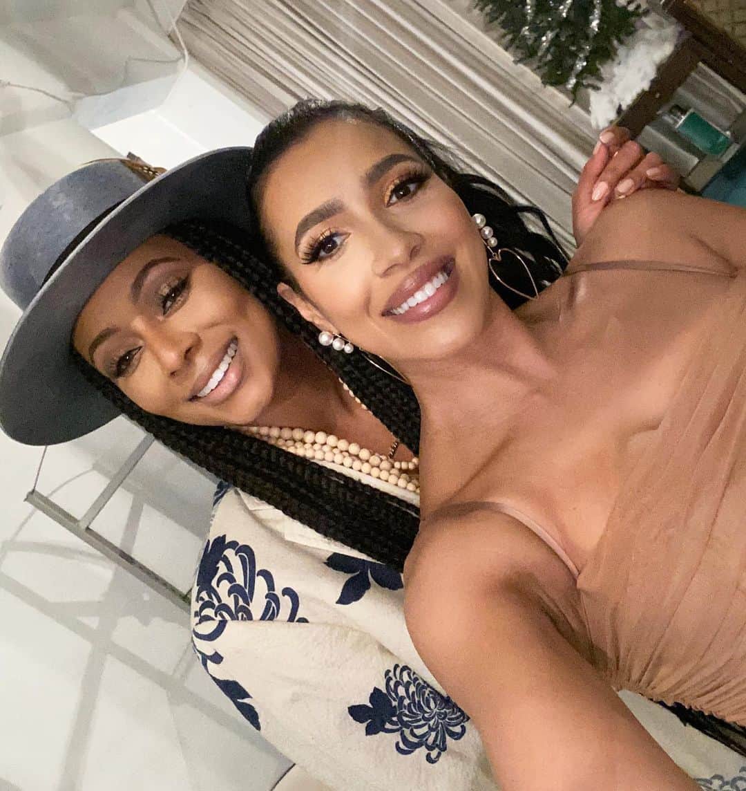 ケリー・ヒルソンのインスタグラム：「Catch my sit-down on FOX tonight at 7pm w/ my friend @officialjulissab!!! SO proud of you!!! @centralavetv ❤️」