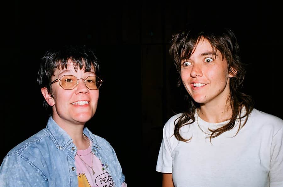 コートニー・バーネットのインスタグラム：「me and @evelynidamorris at MTV 💛💛 photos by @erikojensen • Have you heard Evelyn’s version of Nameless, Faceless yet?」