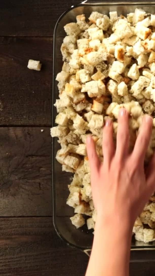 ジョンソンヴィルのインスタグラム：「Thanksgiving feast on this delicious Traditional Italian Sausage Stuffing recipe featuring Johnsonville ground Italian sausage! Recipe at www.johnsonville.com」