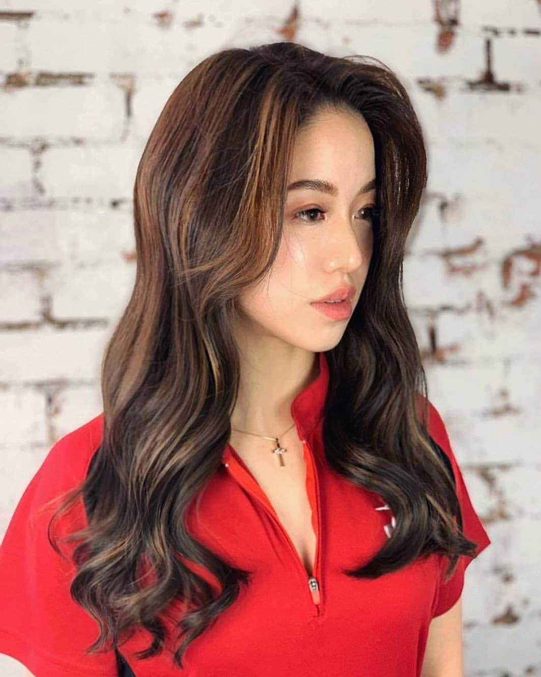 クロエ・イングのインスタグラム：「Went to see the only person I trust with my hair, @jay.ang from @salonvim❣ We went darker and added some highlights for dimension. Also had a trim and a treatment for shiny, soft hair. #salonvim - Do you prefer my hair darker or lighter?」