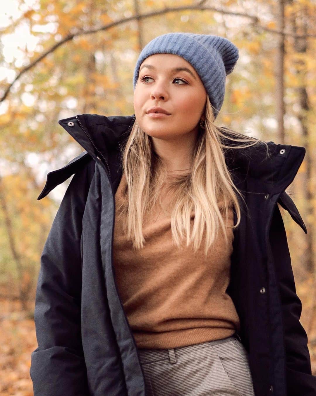トーリ・ウェブスターのインスタグラム：「Layers, on layers! 👏🏻 I LOVE the fall leaves, but when those temperatures start to drop, your girl gets a little grumpy 😡 To stay fashionably warm I grab my coziest cashmere from @UNIQLOCanada! Lately, I've been telling everyone that #UNIQLOCanada has changed the game for me as a curvy shorter gal - their pants, sweaters and jackets fit me PERFECTLY (usually a hard task to achieve)! 😳 Plus, there are so many different colours + selections to choose from. Link in bio to shop.  #LifeWear #ad」