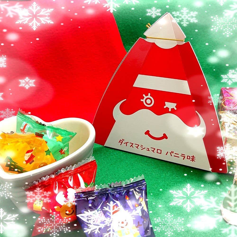 ダイソーさんのインスタグラム写真 - (ダイソーInstagram)「もうすぐクリスマスですね♪ 飾って楽しんだり、プチギフトにしたり、オススメの商品です！ いずれもマシュマロが４個入っている立体ボックスです。  クリスマス　マシュマロボックス（サンタ） クリスマス　マシュマロボックス（ツリー） ※各種100円（税抜） ※店舗によって品揃えが異なり、在庫が無い場合がございます ※商品パッケージの説明文を読んで正しくご使用ください ※画像はイメージです実際とは異なる場合がございます  #ダイソー #daiso #daisojapan #100yen #100均 #100均パトロール #クリスマス #マシュマロ #サンタさん #marshmallow #子どもが喜ぶ」11月26日 8時46分 - daiso_official