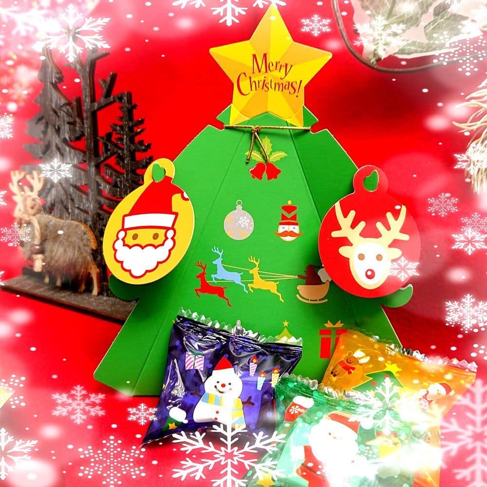 ダイソーさんのインスタグラム写真 - (ダイソーInstagram)「もうすぐクリスマスですね♪ 飾って楽しんだり、プチギフトにしたり、オススメの商品です！ いずれもマシュマロが４個入っている立体ボックスです。  クリスマス　マシュマロボックス（サンタ） クリスマス　マシュマロボックス（ツリー） ※各種100円（税抜） ※店舗によって品揃えが異なり、在庫が無い場合がございます ※商品パッケージの説明文を読んで正しくご使用ください ※画像はイメージです実際とは異なる場合がございます  #ダイソー #daiso #daisojapan #100yen #100均 #100均パトロール #クリスマス #マシュマロ #サンタさん #marshmallow #子どもが喜ぶ」11月26日 8時46分 - daiso_official