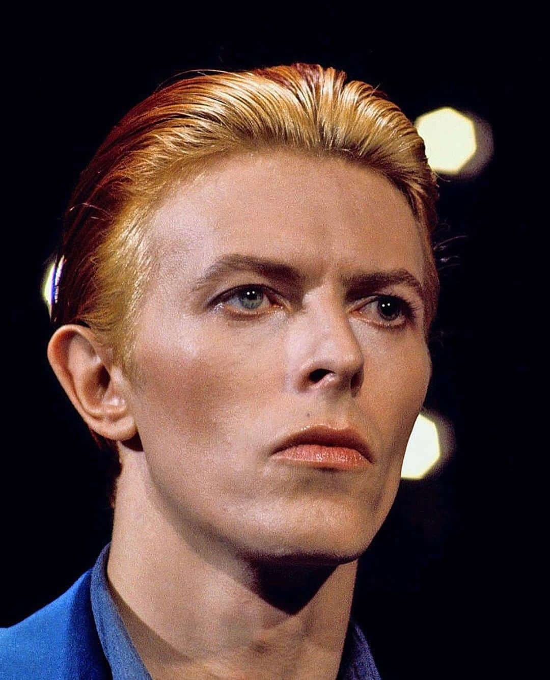 イマン・アブドゥルマジドさんのインスタグラム写真 - (イマン・アブドゥルマジドInstagram)「#rp @davidbowie David Bowie photographed by Steve Schapiro during the recording of David’s appearance on Cher (an American TV variety show), on 18th September 1975.  The Cher show was filmed at CBS Television City in Los Angeles and was broadcast the following month.  Enjoy this and many other iconic shots in Steve Schapiro’s superb book, BOWIE.  #RandomBowie #BowieSchapiro #BowieCher」11月26日 8時42分 - the_real_iman