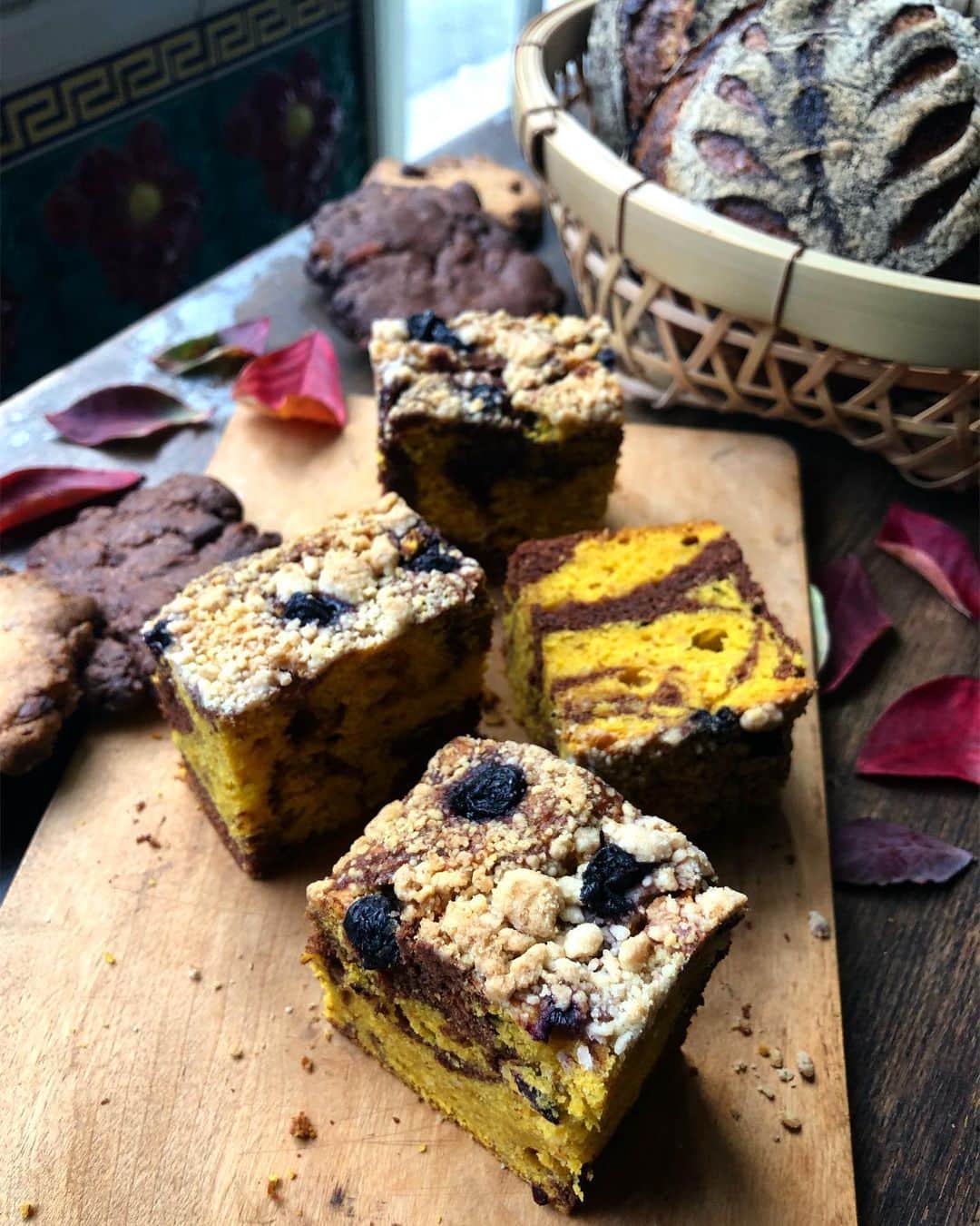 CHIPPRUSONのインスタグラム：「冬の手前に食べたいお菓子 ・ ・ 🍪ホワイトチョコ、クランベリー、ピスタチオのクッキー 🍪チョコクッキー 🎃かぼちゃとココアのマーブルケーキ ・ ・ 大変お待たせいたしました♩本日12時より下記URLにて、お菓子パンセットを限定数ご用意いたします。よろしくお願いいたします🍁🍁🍁 ・ ・ http://chippruson.theshop.jp/items/10612919」