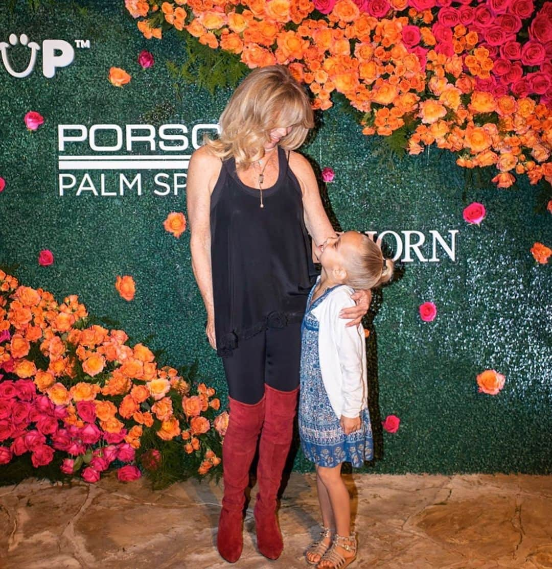 ゴールディ・ホーンさんのインスタグラム写真 - (ゴールディ・ホーンInstagram)「Couldn’t have picked a better date than my granddaughter Rio for my event in Palm Desert benefiting @mindup where we honored the wonderful @barrymanilowofficial ❤️ Thank you from the bottom of my heart to everyone who came and made this event a success 🙏🏼 We are so grateful for your support!  And a big heartfelt thank you to our amazing sponsors: @bighorngolf @porschepalmsprings @indigoautogroup @porsche @gogiwines @mezcaldonavega @nothingbundtcakes」11月26日 8時45分 - goldiehawn