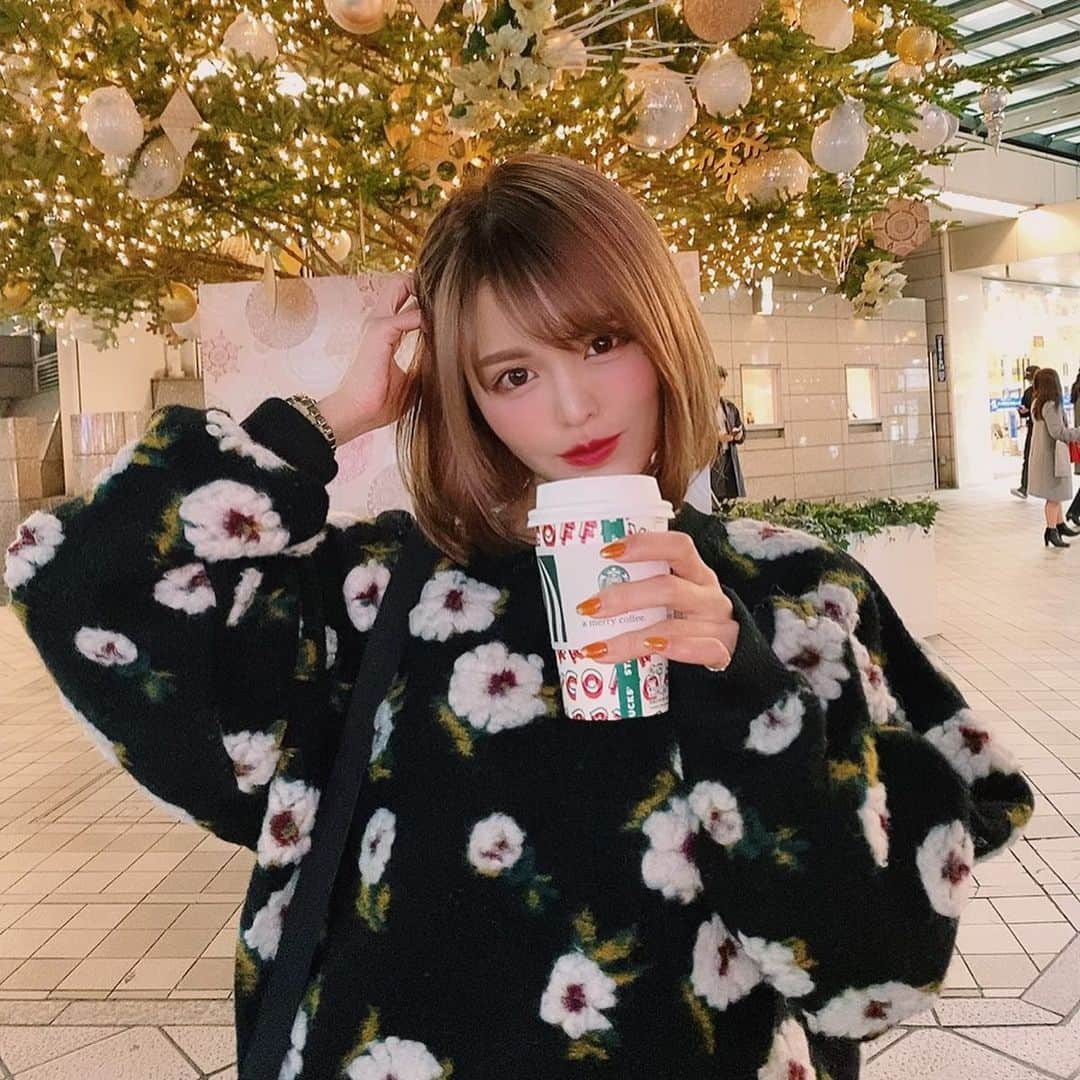 ななぴさんのインスタグラム写真 - (ななぴInstagram)「スタバ大好きなのだな☕️💕﻿ 話しかけてくれたフォロワーさんがいたの！﻿ ありがとう☻ 嬉しかったです…☺️﻿ ﻿ 可愛いお花のニットは @_ruruofficial_ ❁❁﻿ ﻿ ﻿ そろそろ冬になってきたねえ〜⛄️﻿ スノボしたい🏂﻿ 温泉も行きたい♨️﻿ イルミネーションも見たい🎄﻿ 鍋パーティーもしたい🍲﻿ ﻿ みんながいくオススメの﻿ スノボスポット、イルミネーションスポット﻿ 教えてください…☺️💓﻿ ﻿ ﻿ ﻿ #ニット　#韓国ファッション　#韓国ブランド　#韓国　#クリスマス　#イルミネーション　#ショートヘア　#ボブ　#ショートボブ　#赤リップ　#クリスマスツリー　#冬服　#冬デート　#コーデ　#ネイル」11月26日 8時48分 - __nanapgram__