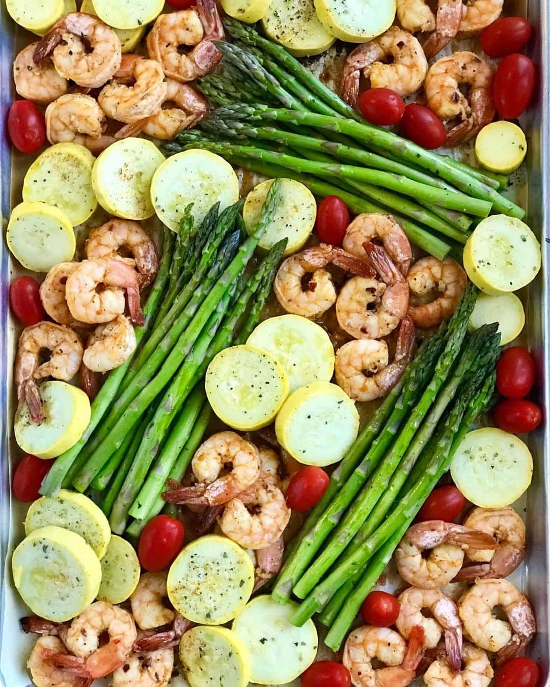 Easy Recipesさんのインスタグラム写真 - (Easy RecipesInstagram)「Easy and Healthy Sriracha Garlic Shrimp Sheet Pan dinner! Great for meal-prep too!  Full recipe link in my bio.  https://www.cookinwithmima.com/sriracha-garlic-shrimp-sheet-pan/  https://www.cookinwithmima.com/sriracha-garlic-shrimp-sheet-pan/」11月26日 8時50分 - cookinwithmima