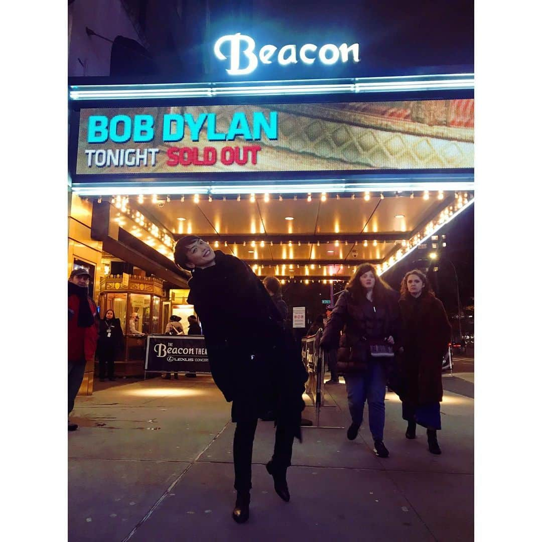 小山田サユリのインスタグラム：「It was the best Bob Dylan live show that I’ve ever seen...😍 ボブ・ディランのライブを今まで何回か見させていただきましたが、今回が最高のライブでございました…😍 #bobdylan #ボブディラン #nyc #ニューヨーク #beacontheatre #ビーコンシアター #thankyouBandB #sayurioyamada #小山田サユリ」