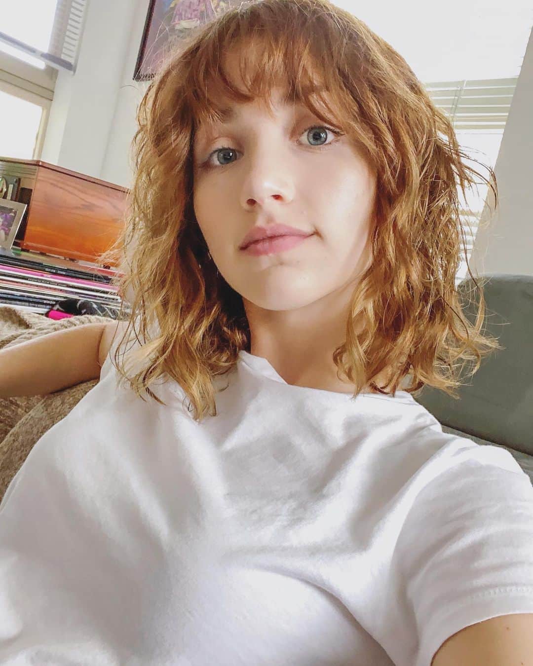 エミリー・ラッドのインスタグラム：「just resting 🙂」