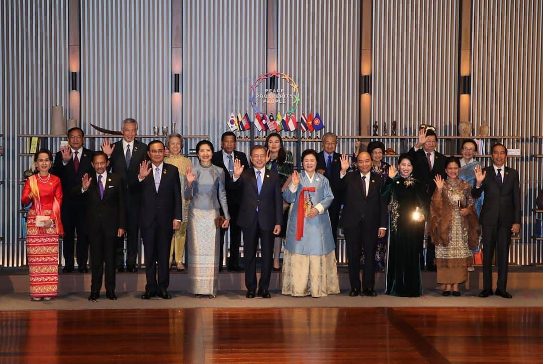 リー・シェンロンさんのインスタグラム写真 - (リー・シェンロンInstagram)「Received a warm welcome at the ASEAN-ROK welcome dinner last night, hosted by President @moonjaein and his wife, Mdm Kim Jung-sook. It was an evening of high-tech mixed with traditional cultural elements, something the Koreans do particularly well. ⠀⠀⠀⠀⠀⠀⠀⠀⠀ Enjoyed the wonderful performances, including a traditional Korean dance and K-pop singer @hyunah_aa with her song #FlowerShower. What tied all the performances together was the use of mixed-reality technology. ⠀⠀⠀⠀⠀⠀⠀⠀⠀ Look forward to a fruitful summit with President Moon and fellow #ASEAN leaders! – LHL ⠀⠀⠀⠀⠀⠀⠀⠀⠀ ([1] Photo by 2019 ASEAN-ROK Commemorative Summit & Yonhap; [2] MCI Photos by LH Goh; [3-6] Photos by me; [7] PMO Video)」11月26日 9時08分 - leehsienloong