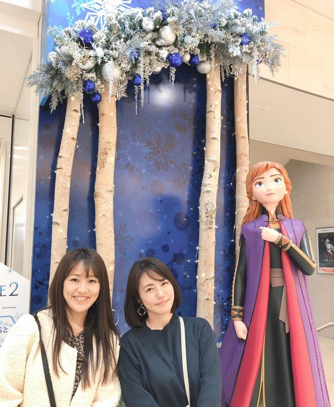 磯山さやかさんのインスタグラム写真 - (磯山さやかInstagram)「名古屋のデパートにあった、アナと雪の女王２の撮影スポット。 面白くてあすかちゃんとパチリ♡ 2枚目との間違い探しわかるかな？  答え♡ 後ろに雪の結晶があるかないかです！ これ、フラッシュを使って撮ると何かが起こるってあって、撮ってみたら、雪の結晶が現れました！ 細かく答えてくれた方も多かったですね。 あすかちゃんのバッグの紐とか、確かに！って 感じでした笑 答えてくれた皆様、ありがとうございます！」11月26日 9時08分 - sayakaisoyama