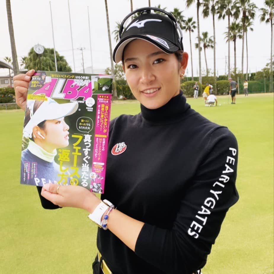 のインスタグラム：「おはようございます☀️ ✴︎ 今季も残す事 リコーカップのみとなりました！！ ✴︎ 宮崎県暖かすぎて 最終戦と思えていない自分がいます😂 ✴︎ 10月はかなり不調で苦しい月となりましたが 今は少し調子が上がってきているので 最後良いプレーで締めれたらな🤔 ✴︎ どんな時も変わらぬご声援を頂き 本当にありがとうございます😊 ✴︎ これからも私らしく 進んでいこうと思います👽 最終戦も応援宜しくお願いします✨ ✴︎ そして、実は本題👆🏼 ゴルフ雑誌ALBAさんの 表紙にして頂きました💁🏼‍♀️ 木曜日からの発売となりますので 皆さんぜひお手に取ってみて下さい💫 ✴︎ #私の顔ってポカーンて感じ？」