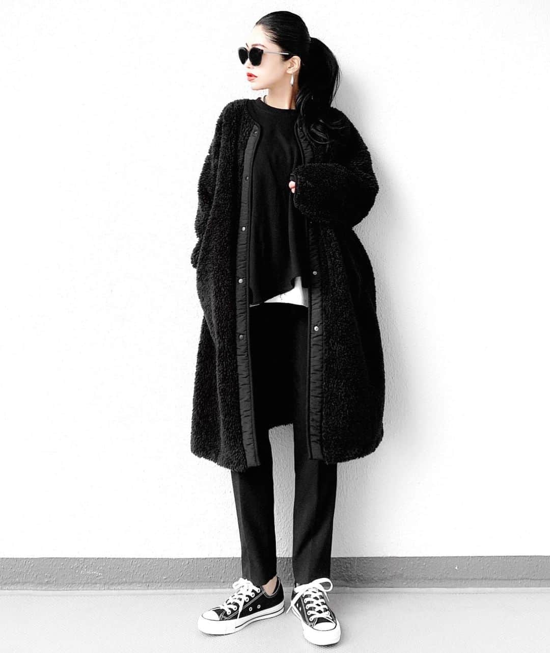 lve_xxxxのインスタグラム：「.﻿ .﻿ 寒いからモコモコ。﻿ あかん、首寒いがな🥶 ﻿ ﻿ @lveu.official で販売予定の﻿ ボリュームマフラー﻿ 発売早めにする様検討しよ。﻿ (もう、巻きたい🧣)﻿ ﻿ ﻿ 普段朝🐓家出る15分前に起きて﻿ 慌てふためいたが﻿ コーデ撮る時間もあった😂﻿ ﻿ 人間焦ったら出来るもんやね。﻿ こんなに俊敏に動けるなんてww﻿ ﻿ ノーファンデ生活しとり﻿ 化粧時間短縮やで間に合った。﻿ しかし、焦ったわ😂﻿ ﻿ 以上。﻿ 私事朝事件話 失礼しました←﻿ ﻿ コーデアイテム詳細は﻿ WEARをご覧くださいませ。﻿ ﻿ WEAR ： lvexxxx ﻿ 💻 https://wear.jp/sp/lvexxxx/﻿ ﻿ －－－－－－－－－－－－－－－－－－﻿ ﻿ 📢コメント頂ける際は、﻿ 最新投稿にお願い致します。﻿ ﻿ 過去投稿に頂いた際、気がつかない事もあり﻿ お返事致しかねる場合が御座います🙇‍♀ ️﻿ ﻿」