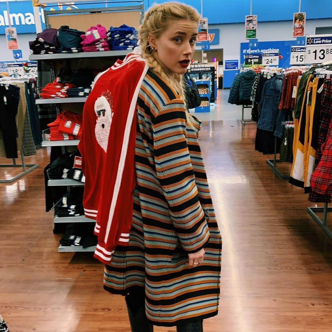 アンバー・ハードさんのインスタグラム写真 - (アンバー・ハードInstagram)「‘Tis the season for a luxurious crushed velvet and sequined Santa track suit.」11月26日 9時14分 - amberheard