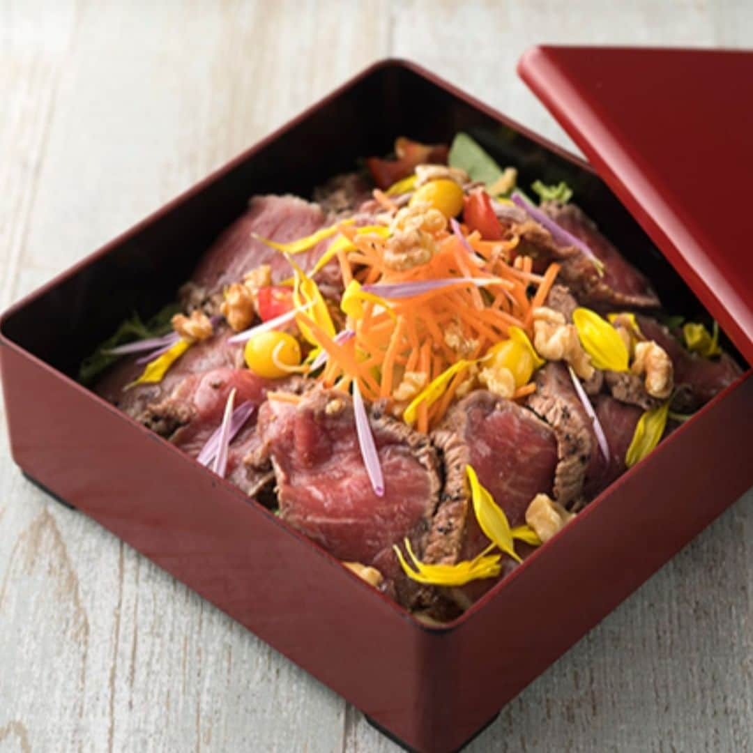 Courtyard by Marriott Tokyoさんのインスタグラム写真 - (Courtyard by Marriott TokyoInstagram)「Japanese style autumn vegetable salad with roast beef — TATAKI — This salad features a generous serving of lavish roast beef slices. Lettuce and Mizuna leaves are mixed with our own salad dressing, and topped with walnuts and julienned persimmon.😋🍖 “Wa”風 秋野菜のサラダ 牛肉のロースト～TATAKI～と共に 贅沢にもローストビーフのスライスを皿一杯に敷き詰めたサラダは、オリジナルドレッシングでレタスと水菜を和え、トッピングには、クルミと千切りにした柿をトッピングしました。🍴😋🍗🍽️😊#ディナー #dinner #レストラン #restaurant #人気メニュー #ローストビーフ #ホテル #銀座 #ginza #cytokyo #サラダ #東京レストラン #salad Read Less」11月26日 9時30分 - courtyard_tokyo_station