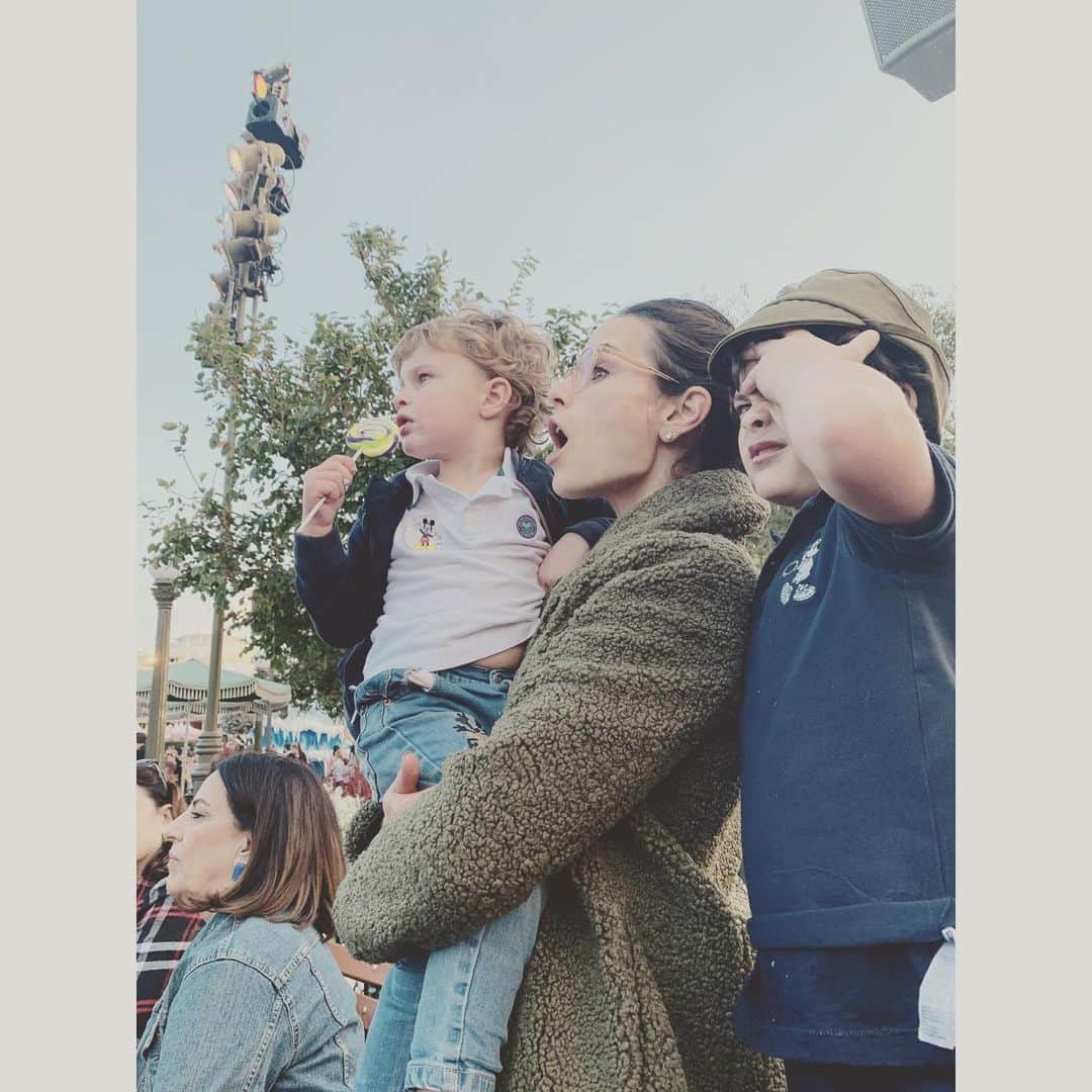 ジョーダナ・ブリュースターさんのインスタグラム写真 - (ジョーダナ・ブリュースターInstagram)「Rowanito’s first holiday parade @disneyland #disneyland」11月26日 9時23分 - jordanabrewster