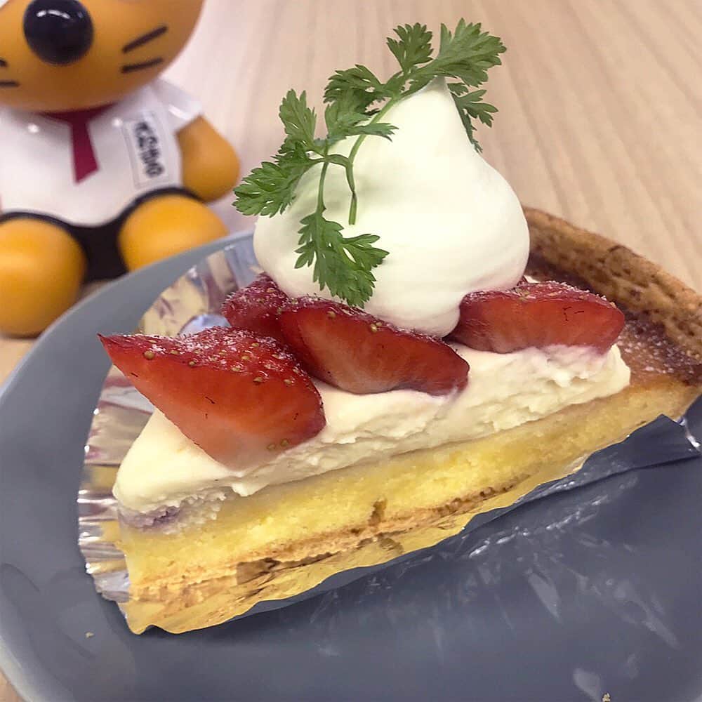 のインスタグラム：「JR西九条駅・阪神西九条駅から徒歩約5分のところにある、ケーキ屋さん『グーテ・ド・アナトール』に行ってきたよ。色とりどりのケーキがいっぱいで迷っちゃったから、おすすめを聞いたよ！大人気のケーキは「いちごタルト」！サクサクパイ生地に甘酸っぱいイチゴと、ほどよい甘さのカスタードクリームが絶妙なバランス♪ふわふわ・しっとり食感のマーブルシフォンケーキに6種類のフルーツとの生クリーム・なめらかなカスタードがサンドされたホールケーキの「小さなおくりもの」は大人気。栗がのった「濃い抹茶のガトーショコラ」は抹茶好きにはたまらない！。サクサクのブラックココアとガトーショコラ生地の2つの食感を楽しめるよ。口いっぱいにキャラメルの甘い香りと、ふんわり後味に塩のしょっぱさが感じられる奥深い味の「キャラメル サレ」は、贈り物にももらってうれしいケーキだよ☆ぜひ行ってみてね！  #enemarugourmet #えねまる #グルメ #えねまるグルメ #大阪 #西九条 #JR #阪神電車 #グーテドアナトール #ケーキ屋さん #ケーキ #スイーツ #シュークリーム #ロールケーキ #シフォンケーキ #テイクアウト #大阪グルメ #関西グルメ #美味しい #おいしい #うまい #あまから手帖 #あまから」