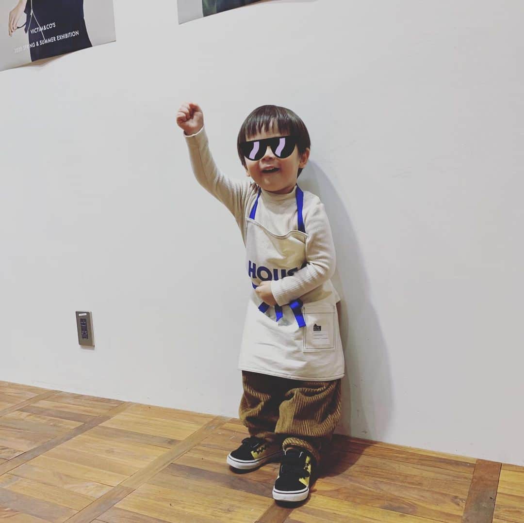 安田美沙子さんのインスタグラム写真 - (安田美沙子Instagram)「展示会、パパお疲れ様でした😊そして天気の悪い中来てくれた友人達、本当にありがとうございました✨皆んなに会えて嬉しかった💕 会場がとても広かったので、息子や、子供達が大はしゃぎ！！ 毎日汗だくでした💦 毎日息子がパパに、パパ、お疲れ様！というのが微笑ましくて。。。ありがとう。 . . . #instagood #exhibition #ss #fasion #friends #thanks #boys #30monthsold  #可愛いアイスクリームやさん #お疲れ様でした #victimandco」11月26日 9時26分 - yasuda_misako