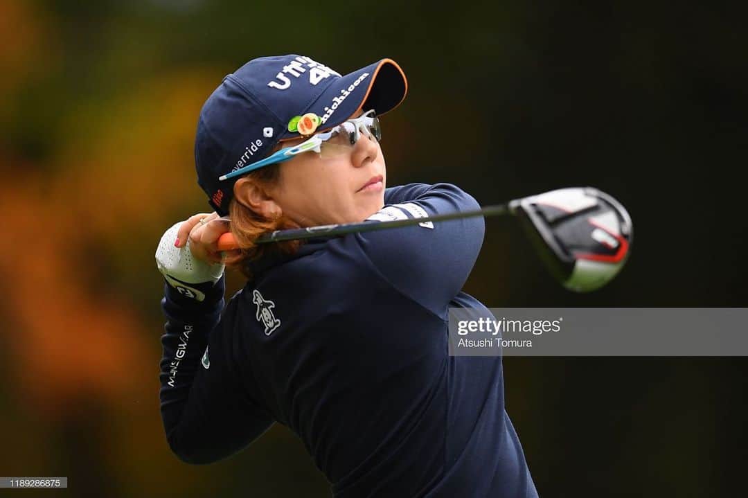 宮里美香のインスタグラム：「*** 先週のエリエールレディースで、今シーズンの試合が終わりました。2019年は初めての、JLPGAツアーフル参戦。プロ生活は11年目ですが、日本で1年間戦ったことがなかったので不安もありました。シーズン中盤くらいで慣れ始めて、結果も徐々に出てきました。前半戦でシードを確定させましたが、目標は勝つことだったので成し遂げることができず悔しさが残りました。久しぶりに1年間通して試合に出場しましたが、ゴルフの楽しさや難しさを改めて感じました。日本全国を飛び回って、沢山の方が応援してくれてることを肌で感じられたのは嬉しかったです。来年、2020年は勝てるように… 今年の反省を活かして、しっかりとオフは準備していきたいと思います。 . 最後に… . 所属のNTTぷららさん デサントさん ユナイテッド航空さん ジャガー・ランドローバーさん オークリーさん BRIEFINGS さん Overrideさん Nichicon さん Nike golfさん . スポンサーの皆様、今年も一年サポートして頂き本当にありがとうございました！！ . そして、チームMikaの皆と家族。色々とわがままな事を言ったかもしれないけど、とても感謝しています！ . そして、そして… . ファンの皆様。 日本に帰って来て、私のプレーを見れて嬉しいです！って言われた時はとても嬉しかったです。見てくれてる方はいるんだと思いました。アマチュア時代の写真を、今でも大事に持っていてくれてる方もいたのには驚きました。皆様の応援は本当に力になっています。いつもいつも、本当にありがとうございます！！これからも、応援よろしくお願いします！」
