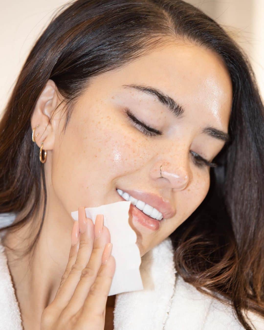 iluvsarahiiさんのインスタグラム写真 - (iluvsarahiiInstagram)「Not born with the best skin but I do my best to take care of it and prevent as much texture, fine lines and anything else that comes in between, so for that reason I’m LOYAL to these magical Alpha Beta Universal Daily Peels from @drdennisgross 👊🏻 I use these daily (sometimes every other day) to help renew and improve my skin texture and tone.  It’s a two-step application that gently exfoliates with powerful exfoliating acids AHA’s + BHA’s and it nourishes my skin which keeps it smooth and radiant! Peep that glow ✨  #iluvsarahii #ad #ipeel」11月26日 9時47分 - iluvsarahii