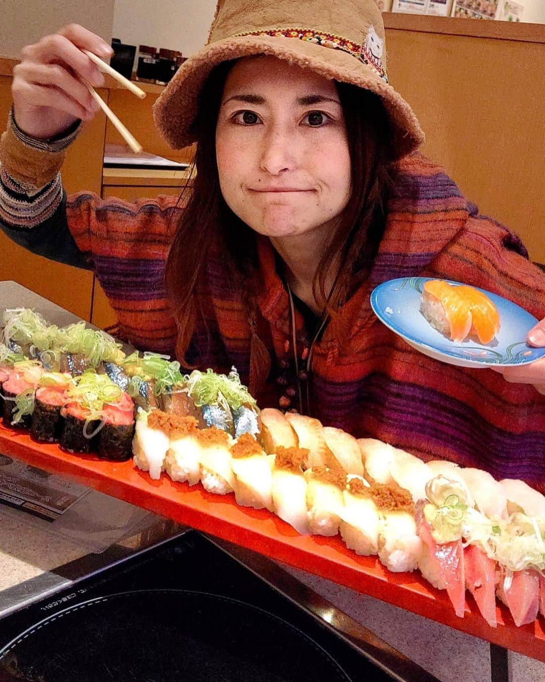 アンジェラ佐藤さんのインスタグラム写真 - (アンジェラ佐藤Instagram)「札幌の大食い友達と回転寿司食べ放題！ 注文したら大きな高台下駄でｷﾀ━━━(ﾟ∀ﾟ)━━━ !!!!! #平禄三昧 #イオンモール札幌苗穂 #回転寿司食べ放題 #ビーフステーキやら海老アヒージョやら焼鳥やらチーズケーキやら #寿司以外にも食べ放題メニューが滅茶苦茶ある #大好きなネギトロオーダーしまくり #〆に飲むお出汁でまくりのあら汁が旨い #いつも優しい店員さんありがとう  #ヒンナヒンナ」11月26日 9時41分 - angela_satou