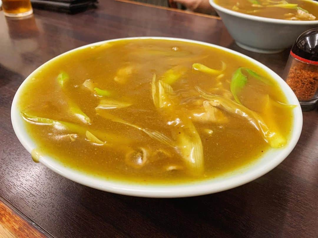 SUSURUさんのインスタグラム写真 - (SUSURUInstagram)「富山のカレー中華！ なみなみたっぷり注がれた、とろみ帯びたカレースープが印象的な一杯です。 アツアツスープがモッチリ麺とよく絡んで美味しいです🍛 チャーシューが牛肉だったのもびっくり。脂身とろけてめっちゃ美味しかったです🐮 #susuru_tv #1457日目 #スパロー #射水市 #富山 #カレー中華 #うまい  #ラーメン #らーめん #ramen #ラーメン部 #ramennoodles #毎日ラーメン生活 #麺スタグラム #japaneseramen #japanramen #foodstagram #foodie #noodles #instanoodle #instaramen #instafood #susururecommended #カレーラーメン #富山ラーメン」11月26日 9時55分 - susuru_tv