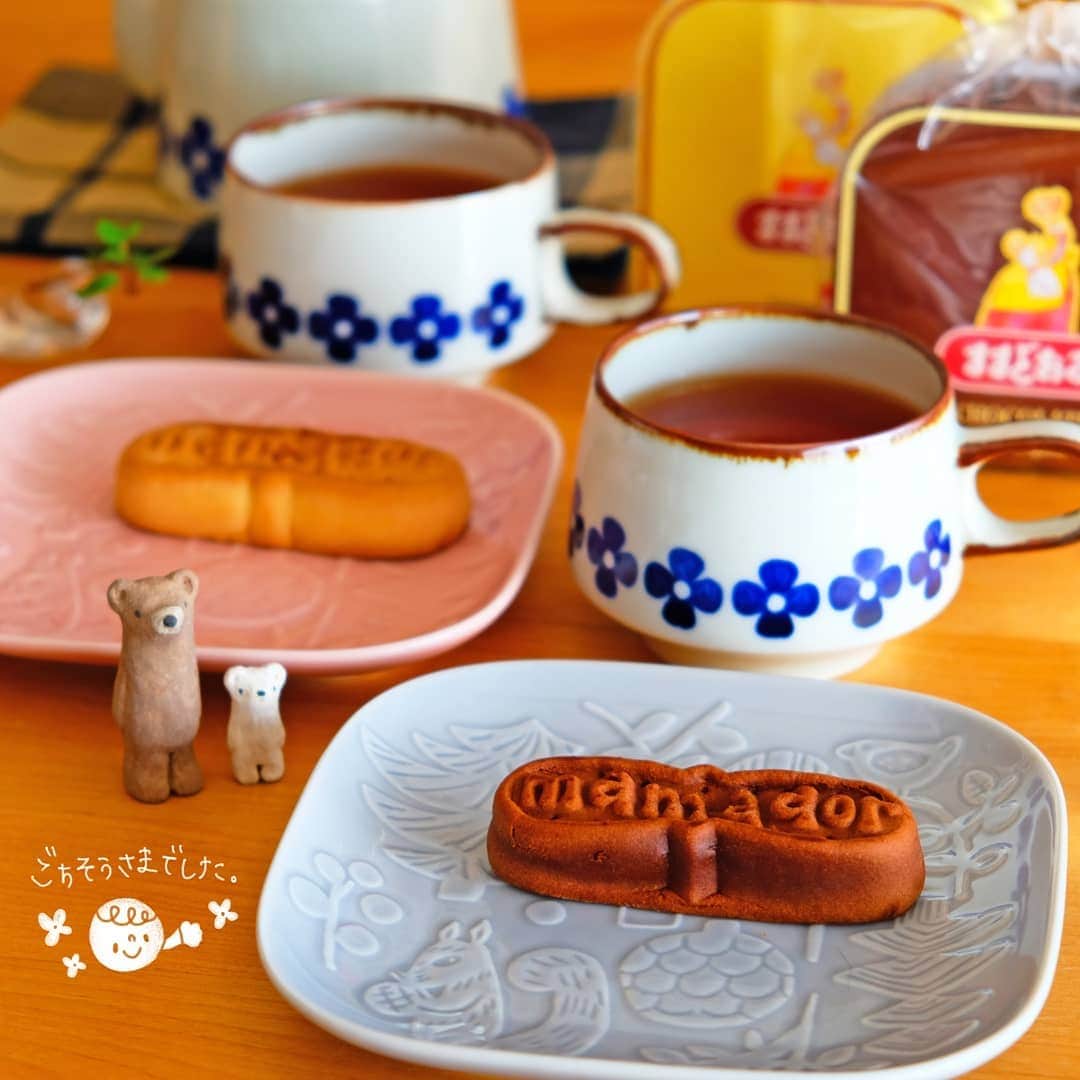 なっつ。さんのインスタグラム写真 - (なっつ。Instagram)「2019.11.26.tuseday とぅちゃんの出張土産の 『#ままどおる』🥰 優しい味でだいすき。 この時期限定(寒い時期)のチョコ味♡ これが美味しいんだな♡ . あさこさん(@miya_asako250 )が 教えて下さって 欲しいなぁって思ってた アフタヌーンティーのマッティのお皿♬ もう売ってないかなぁって思ったけど まだあった♡ 黄色とも迷ったけど イラストがピンクとブルーの方が 良く分かるからピンクとブルーにしたよ☺ うん。かわいい♡ . 今日は寒いな🐧 薬の副作用の不正出血が ずーっと止まらん😵 もう２ヶ月とか⁉️ そろそろ止まらない❓と何度も お腹に話しかける毎日😢 止まってくれたらいいなぁ。 ・ ・ ・ #マッティピックヤムサ#アフタヌーンティー#afternoontea#afternoontealiving#なっつの絵日記」11月26日 10時01分 - punipopo