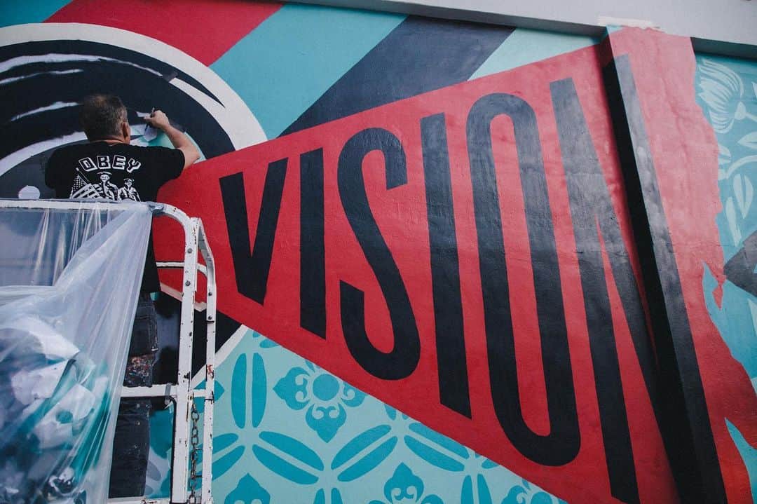 Shepard Faireyのインスタグラム：「Something new is happening in #Miami. Stay tuned for more updates. Thanks for caring! - Shepard Photo: @jonathanfurlong ⠀⠀⠀⠀⠀⠀⠀⠀⠀⁣ #FACINGTHEGIANT #OBEYGIANT30TH #MIAMI #OBEY #OBEYGIANT #SHEPARDFAIREY」