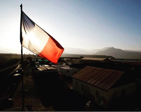 ニコラ・サルコジのインスタグラム：「Respect, compassion et solidarité à nos soldats et à leurs familles. La Nation toute entière doit être rassemblée pour témoigner admiration et gratitude à ces hommes d’exception qui ont sacrifié leur vie pour la France. Honneur et Patrie. NS」