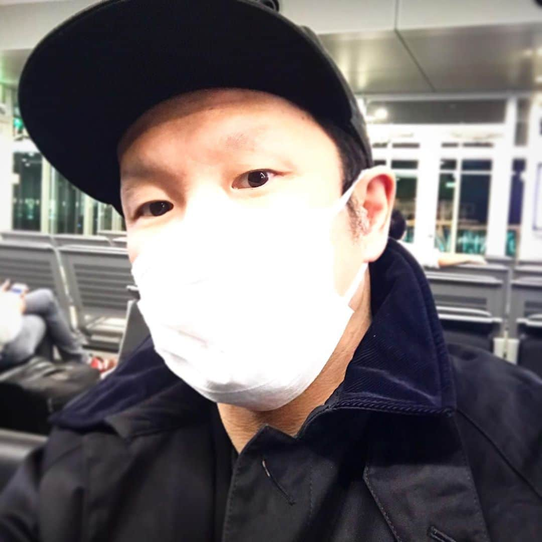 中村獅童さんのインスタグラム写真 - (中村獅童Instagram)「飛行機間に合いました、サインできなかった出待ちのファンの皆様本当にごめんなさい、すみませんでした、又お会いしましょう。  #平成中村座 #獅童」11月26日 20時55分 - shido_nakamura