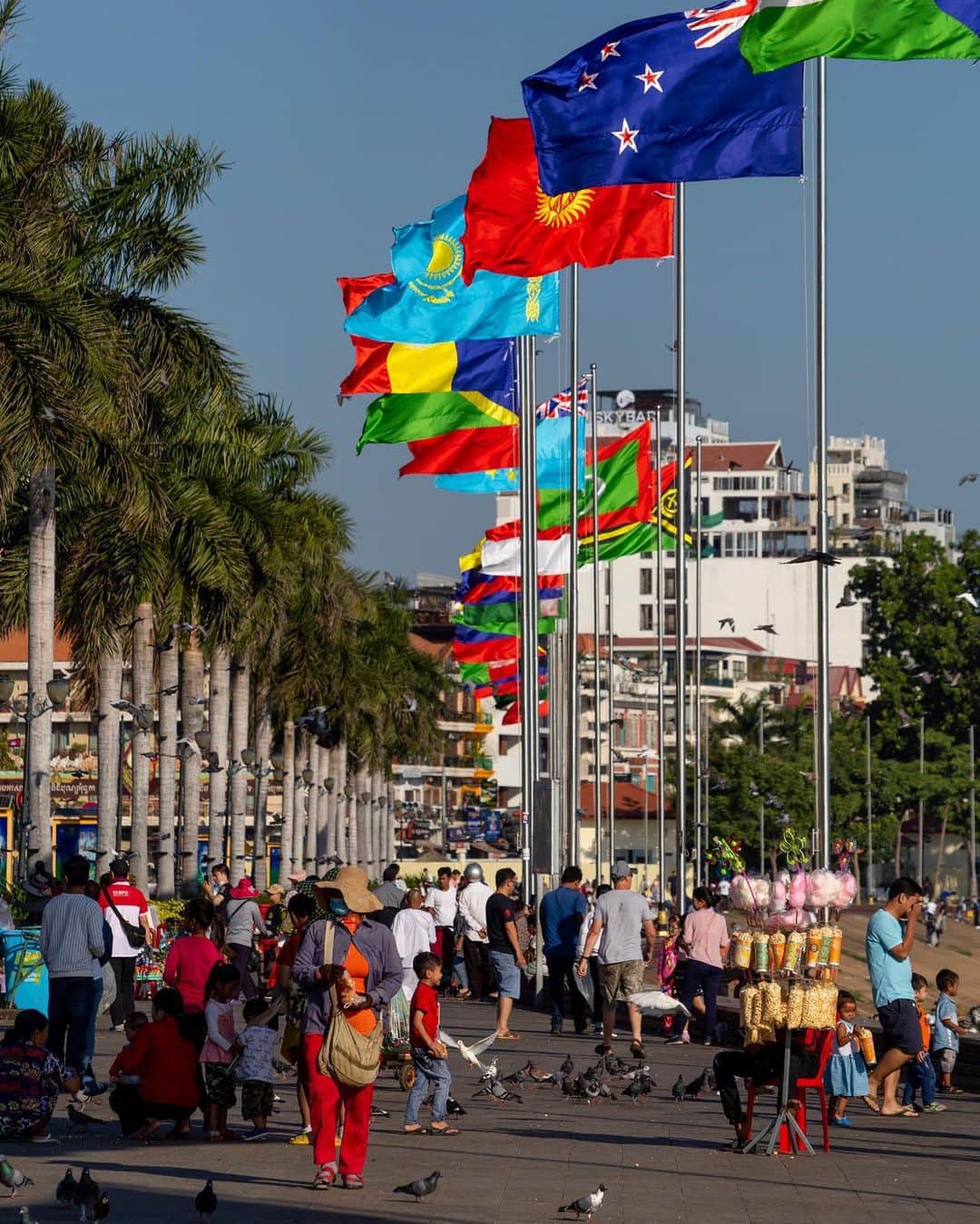 Shunsuke Miyatakeのインスタグラム：「Sunday Riverside, Phnom Penh, Cambodia」