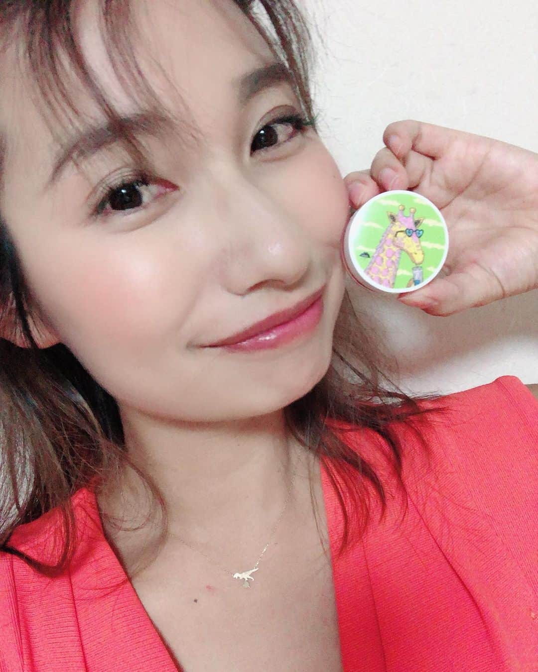 のインスタグラム：「私の大好きな モルガのリップバームが 発売されたので 早速ゲットしました❤️ 見て！！ 可愛いっしょ😍 3色あったよ〜 レッドとピンクとクリア！ エマはまずは レッドからつけたよーん！ いい感じ😘 あぁ、かわいい❤️ @mulgatheartistasia  @mulgatheartist  #モルガ  #mulga  #art  #lipbalm  #リップバーム  #資生堂 #shiseido  #gallerycompact  #party #gifts」