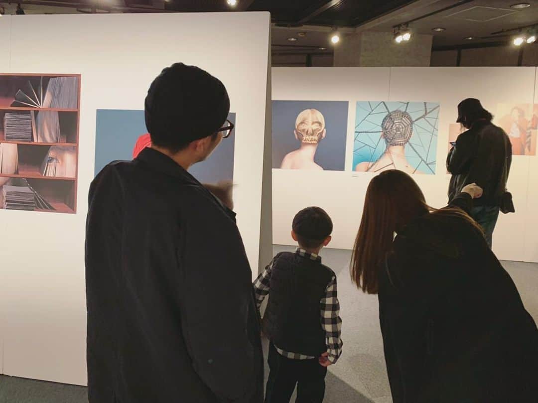 高見まなみのインスタグラム：「パパがたくさん参加している吉田ユニさんの展示にお邪魔してきました。創作が大好きな息子にも見せたがっていたパパと、贅沢にもユニさん本人から会場じゅうを案内してもらった5歳。素晴らしい展示でした💓💓 #吉田ユニ展 #ありがとうございました🙇🏻‍♂️✨」
