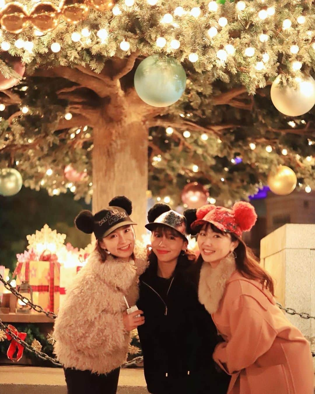 木南清香さんのインスタグラム写真 - (木南清香Instagram)「🎄🐭💕 ・ ・ 先日、可愛いお二人と💓 #ディズニークリスマス2019  行ってまいりました🙈✨ ・ #ケープコッド で売ってる #キャラメルミルクティー 🐻 甘そうで敬遠していましたが… #ダッフィー の #スーベニアスリーブ が 欲しくて飲んでみたら、 とっても美味しかった🙊 #🎄 #ディズニークリスマス #tokyodisneysea」11月26日 19時32分 - kinami_sayaka