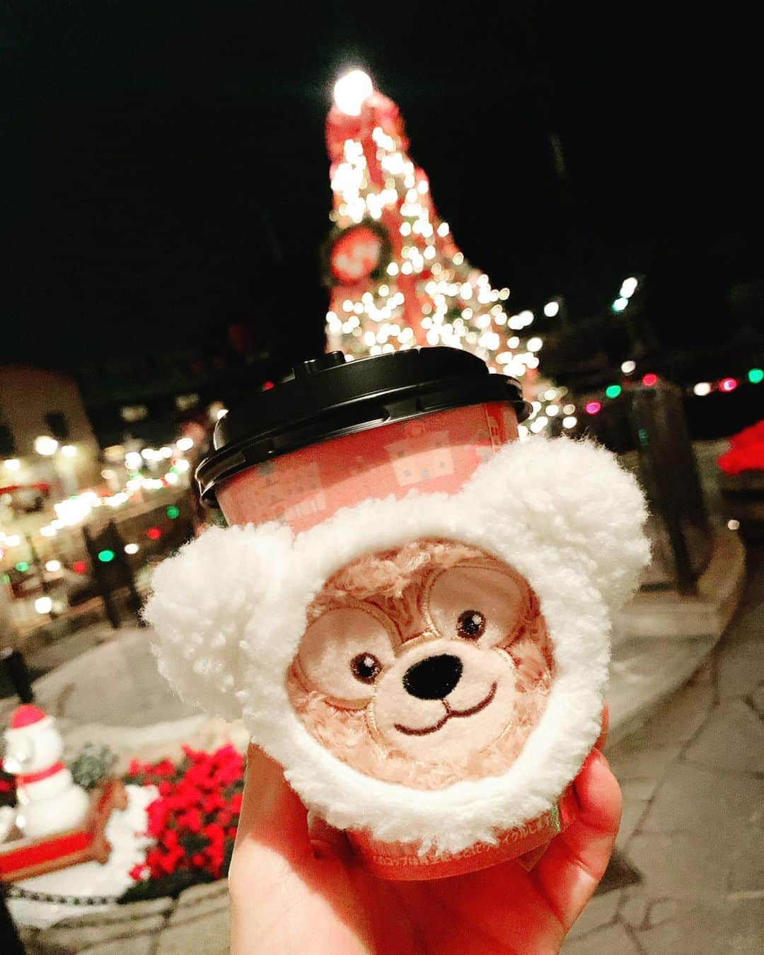 木南清香さんのインスタグラム写真 - (木南清香Instagram)「🎄🐭💕 ・ ・ 先日、可愛いお二人と💓 #ディズニークリスマス2019  行ってまいりました🙈✨ ・ #ケープコッド で売ってる #キャラメルミルクティー 🐻 甘そうで敬遠していましたが… #ダッフィー の #スーベニアスリーブ が 欲しくて飲んでみたら、 とっても美味しかった🙊 #🎄 #ディズニークリスマス #tokyodisneysea」11月26日 19時32分 - kinami_sayaka