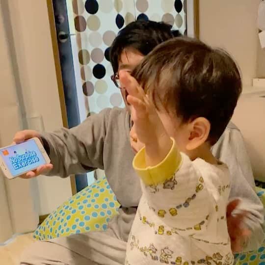 山西章博のインスタグラム：「No Surprise Exerciseでご機嫌。 #赤ちゃん #嫡男 #せがれ #no surprise exercise #ノーサプライズエクササイズ #cowcow さん #ご機嫌 #踊り出す #助かります #耳だけ似てる #耳以外も似て来た #これ以上似るな #ママリ#パパリ#ベビフル#ベビリトル#コドモノ#mamanoko#コノビー#mamanokoカメラ部#mamanokoギフトキャンペーン#コドモダカラ」