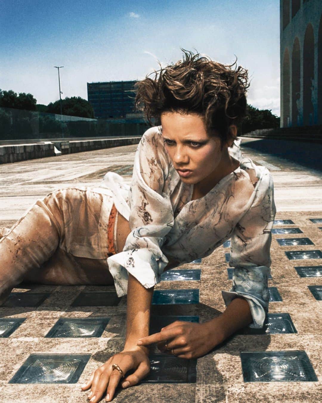 マリヤン・ジョンクマンのインスタグラム：「Casually laying on the floor in front of the Fendi Headquarter in Roma 🔥 @interview_de @fendi」