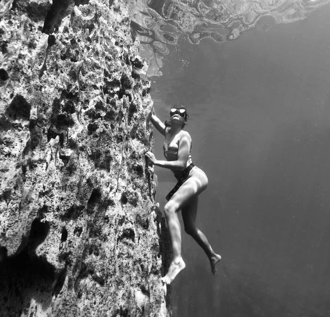 ヴァレンティン・トーマスさんのインスタグラム写真 - (ヴァレンティン・トーマスInstagram)「Abyss 💙 📷 by @abimullens  #underwaterphotography #nomad #ocean #underwater #freediving」11月26日 19時31分 - valentinethomas