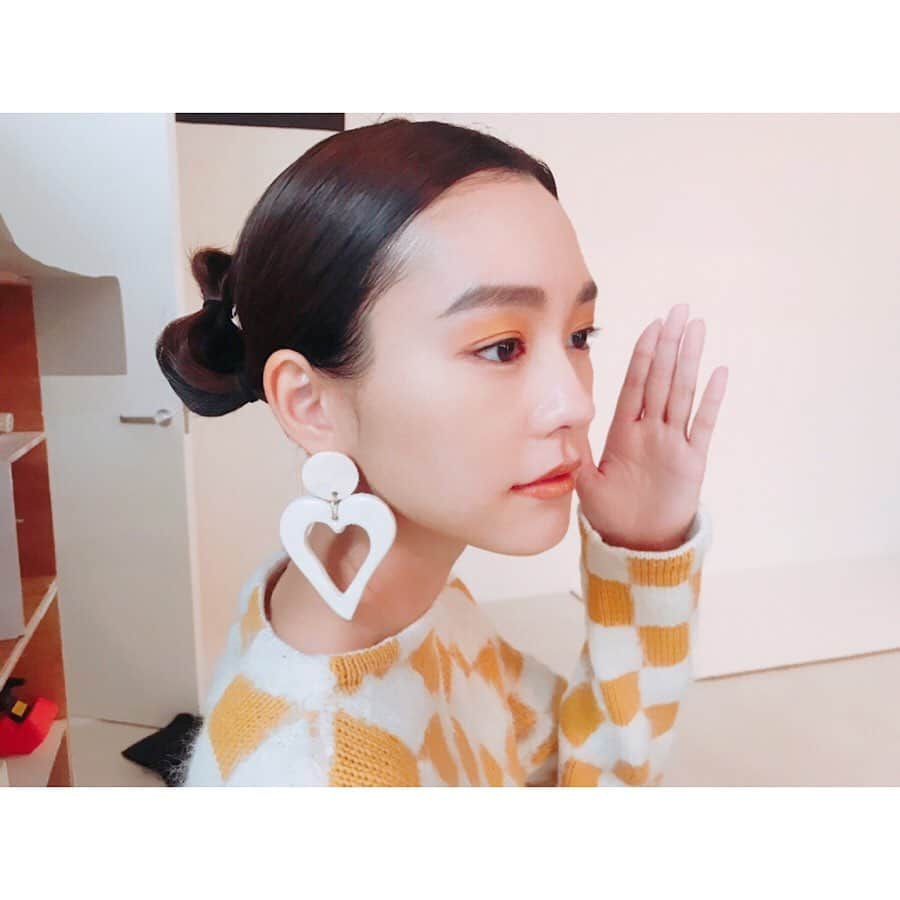 GINGERさんのインスタグラム写真 - (GINGERInstagram)「今月の美玲ちゃん連載では、あえて人間味を封印し、「物」になりきって撮影。体温や気配を感じさせない、マネキンと化したレアなキリタニさんが見られますよ😏最新号をチェック‼️ #gingermagazine  #桐谷美玲 #オフショット #物撮り #ginger #ジンジャー #gingerweb」11月26日 19時31分 - ginger_magazine