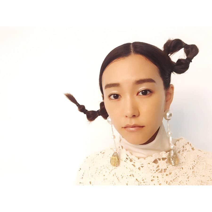 GINGERさんのインスタグラム写真 - (GINGERInstagram)「今月の美玲ちゃん連載では、あえて人間味を封印し、「物」になりきって撮影。体温や気配を感じさせない、マネキンと化したレアなキリタニさんが見られますよ😏最新号をチェック‼️ #gingermagazine  #桐谷美玲 #オフショット #物撮り #ginger #ジンジャー #gingerweb」11月26日 19時31分 - ginger_magazine