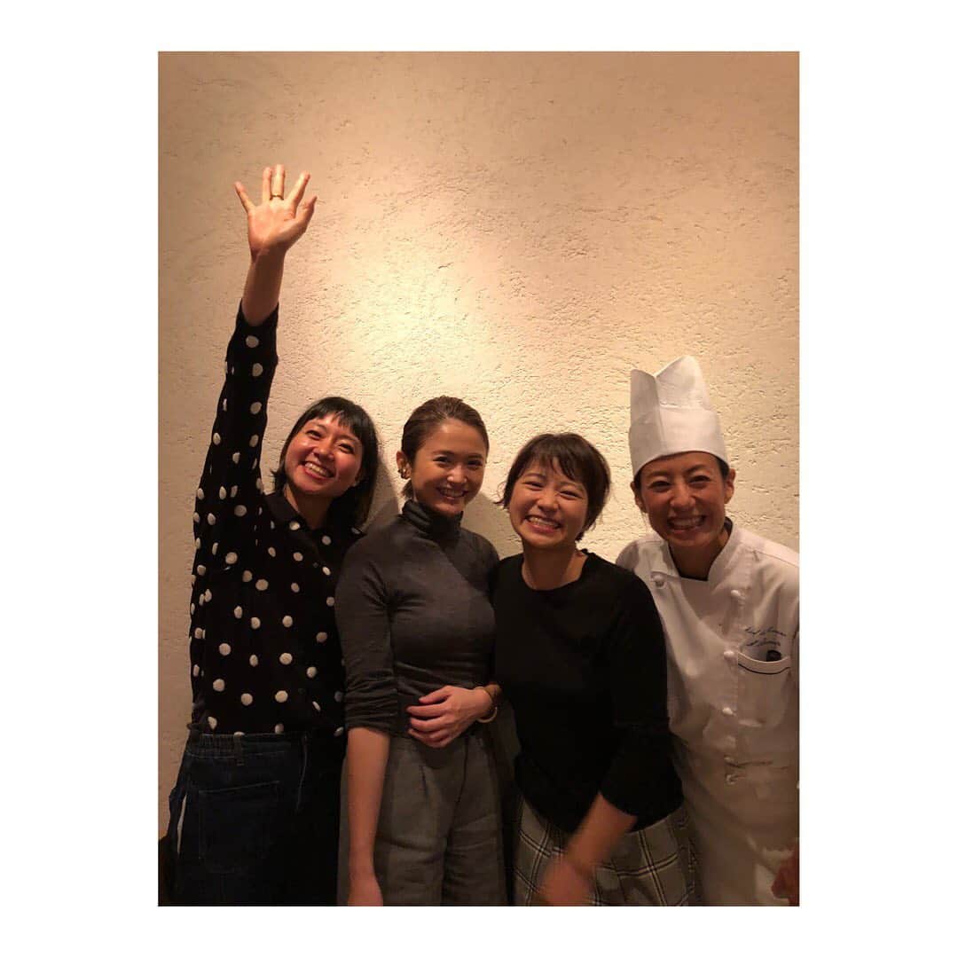 中本千尋さんのインスタグラム写真 - (中本千尋Instagram)「秋元さくらシェフ。 @sakura_akimoto . 日比谷ミッドタウンの大人気ビストロ モルソーのオーナーシェフ。 その傍ら、雑誌やテレビなどでも活躍される日本を代表する女性料理人さんの1人です。 . オーナーシェフとして、料理人さんとして、女性として、妻として、母として。 . そんなさくらさんとは3年前のイベントで出会いました。 その時に、 できない言い訳より出来る方法を考える。 すべてに共通する、女性として生きていくコツをサラッとお話してくださりました。 . かっこいい、憧れの女性。 . いつも心身ともに豊かになれる時間をありがとうございました😊」11月26日 19時37分 - chihiro_nakamoto