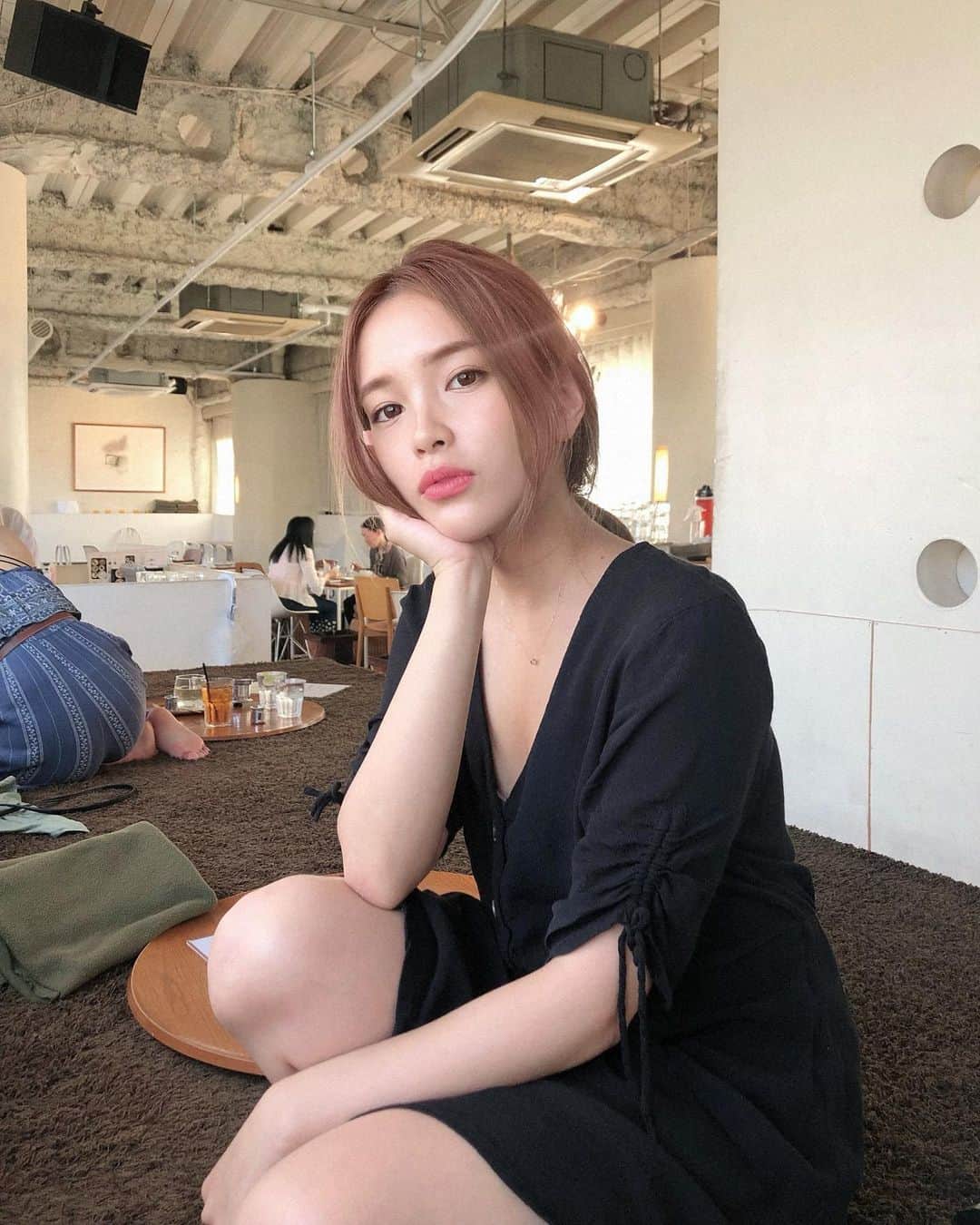 Lilmeのインスタグラム：「2人のお気に入りのカフェ☕️🌿🤍 靴脱いで座るから少しの時間ぬくぬくしてると眠気に襲われる。🥱💤@pochami1219」