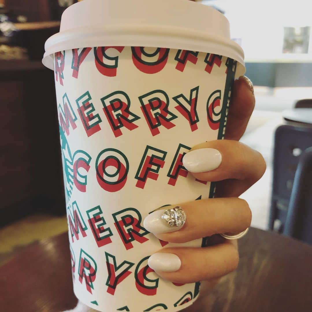 Liaさんのインスタグラム写真 - (LiaInstagram)「久々にスタバ来たけど、可愛いね❤️もう直ぐクリスマスかぁ🎄🎅　#クリスマス #merrycoffee」11月26日 19時39分 - lia_vocalist